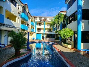 สระว่ายน้ำกลางแจ้ง