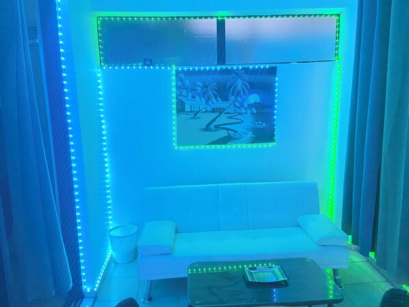 ห้องดีลักซ์สวีท, 2 ห้องนอน, ริมสระว่ายน้ำ | ลานระเบียง/นอกชาน