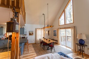 Dining - *NEW* *OMG!* Boulder Lodge | Lakeview~Pets~HotTub (Lake Harmony)