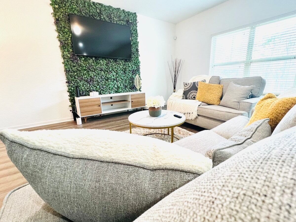 NEW! Spacious Texas Charm w 4 bdrm & 2 King beds