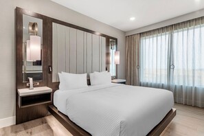 In-room safe, desk, laptop workspace, iron/ironing board - Cambria Hotel Austin Uptown Near The Domain (Austin)