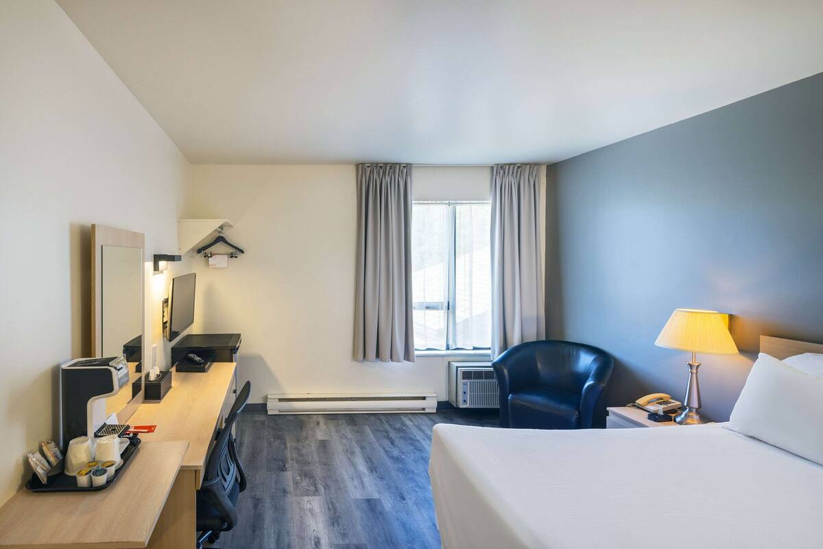 Room, 1 King Bed, Non Smoking