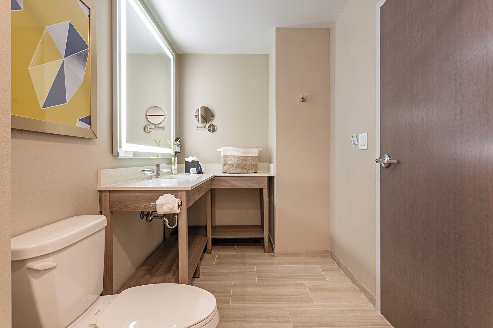 Une petite salle de bain comprenant des toilettes, un lavabo et un miroir.