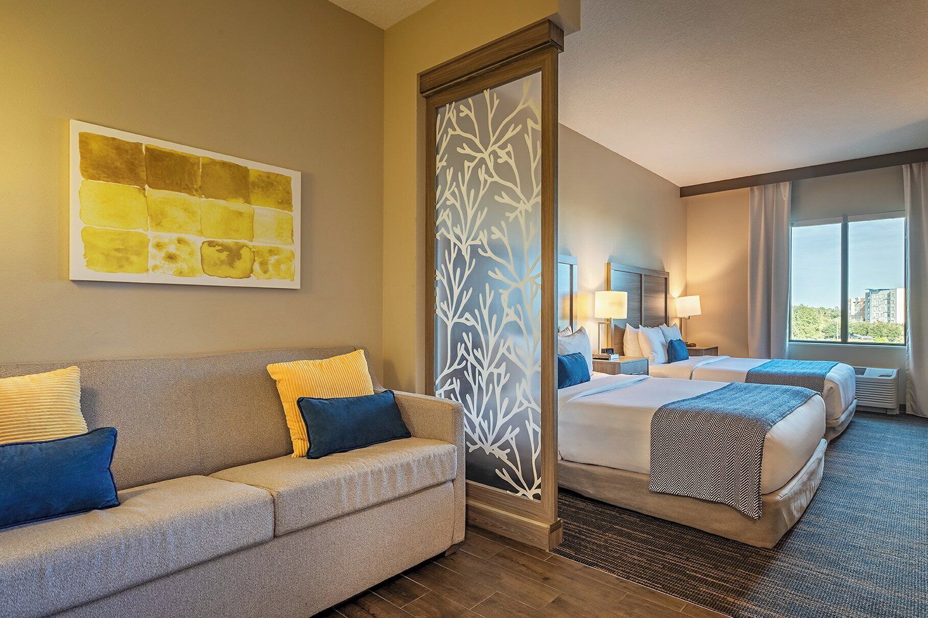 Suite, 2 Katil Ratu (Queen), Accessible (Double Queen Suite, Accessible) | Peralatan tempat tidur hipoalergenik, bar mini, peti besi dalam bilik 