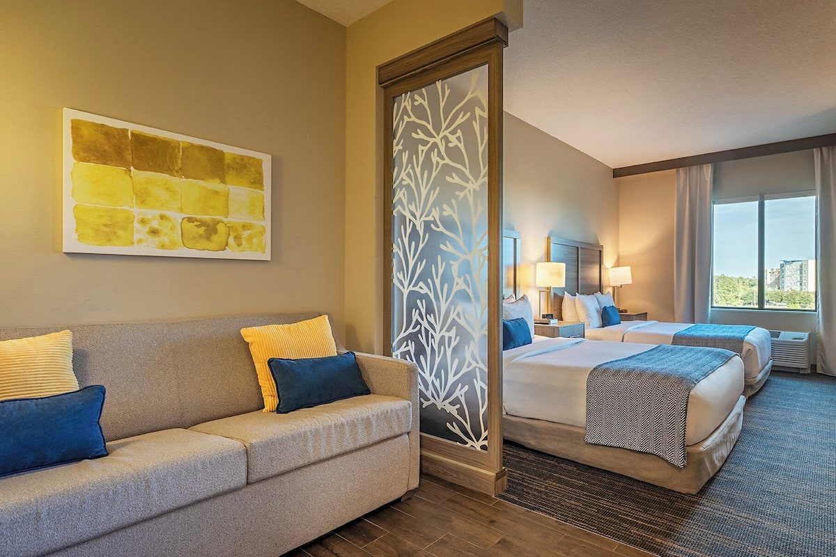 Suite, 2 queensize-senger, tilgjengelighetstilpasset (Double Queen Suite, Accessible) | Allergitestet sengetøy, minibar, safe på rommet og skrivebord