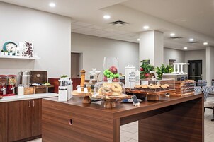 Desayuno con opciones de la cocina local diario (USD 15 por persona)