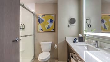 Camera, 1 letto king (King Room) | Bagno | Set di cortesia gratuito, asciugacapelli, asciugamani, sapone