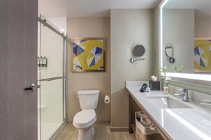 Quarto, 1 cama King (King Room) | Banheiro | Produtos de toalete grátis, secador de cabelo, toalhas de banho 