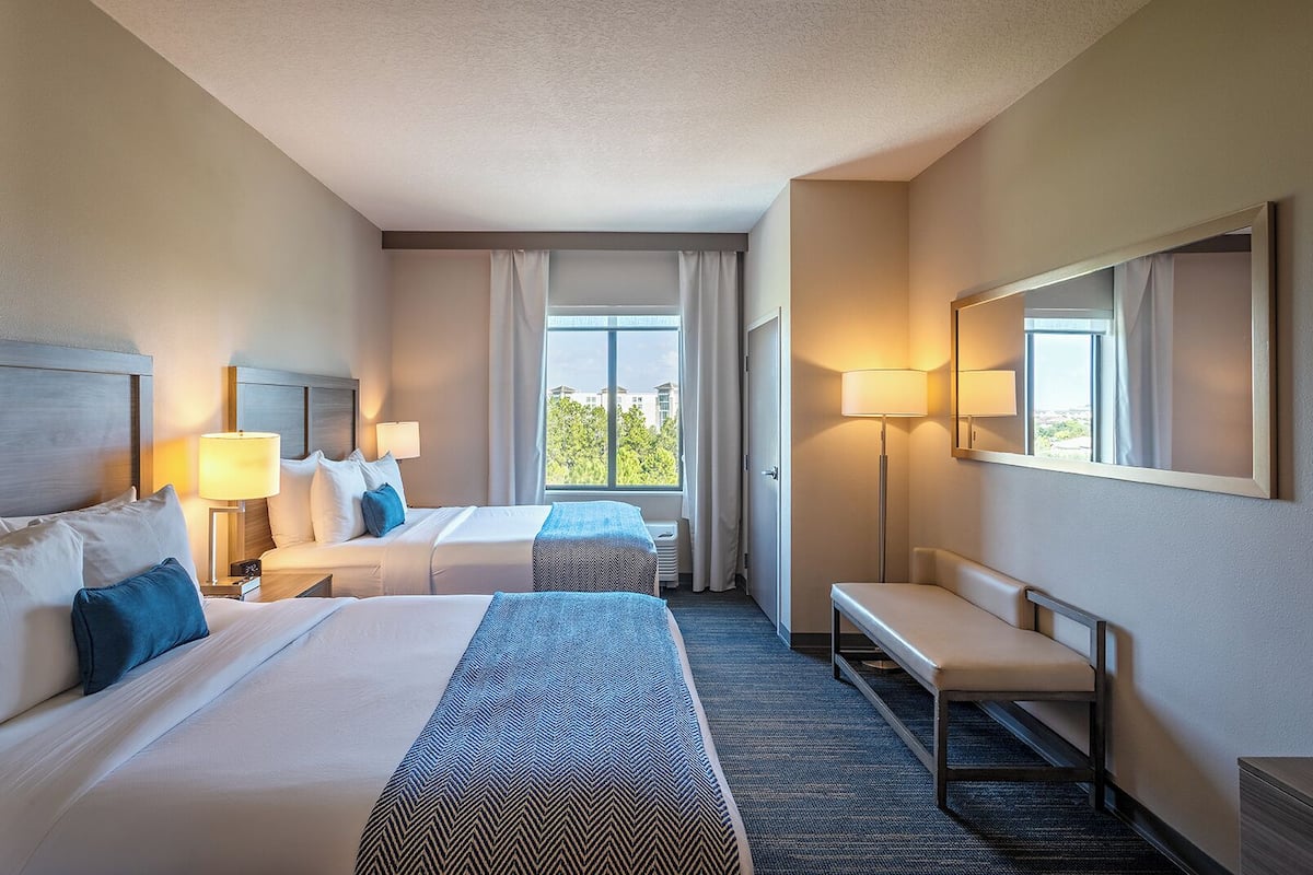 Hypo-allergenic bedding, minibar, in-room safe, desk