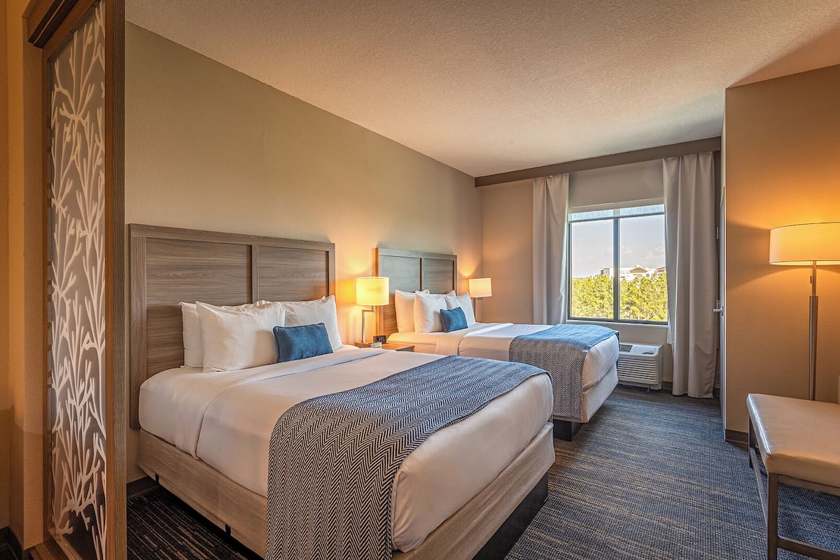 Hypo-allergenic bedding, minibar, in-room safe, desk