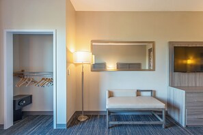 Peralatan tempat tidur hipoalergenik, bar mini, peti besi dalam bilik 