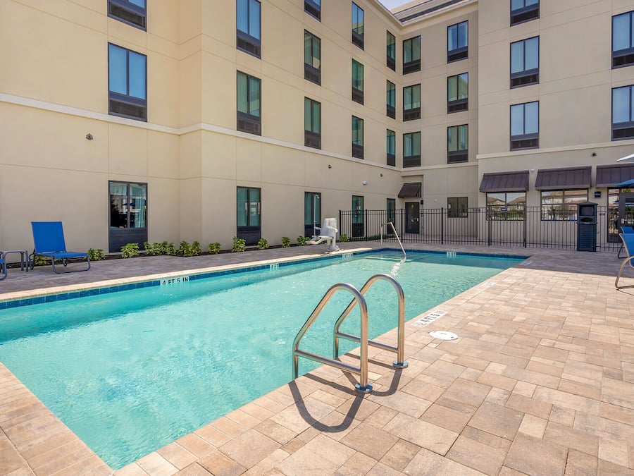 Een buitenzwembad, parasols voor strand/zwembad