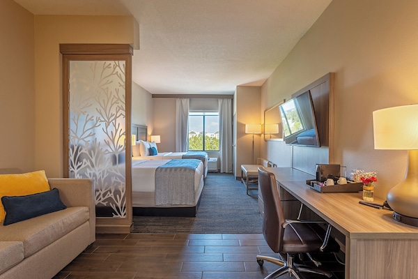 Hypo-allergenic bedding, minibar, in-room safe, desk