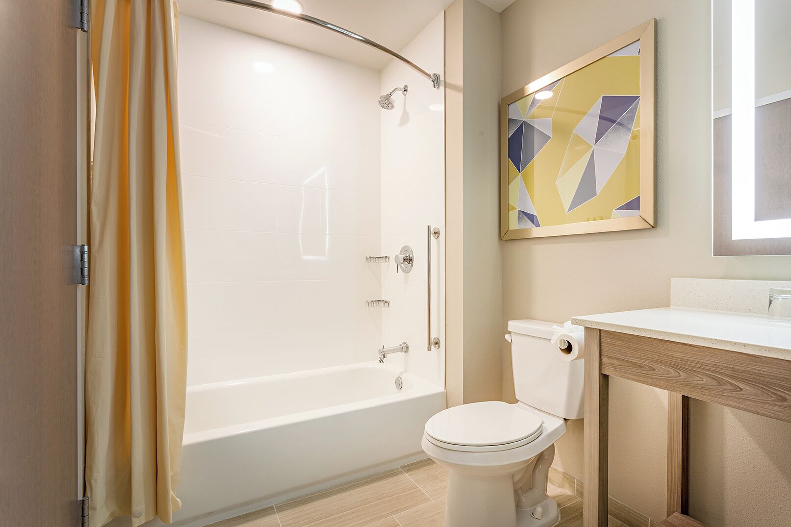 Une salle de bain moderne équipée d’une baignoire, de toilettes et d’une douche.