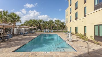 Kolam renang terbuka, dibuka dari pukul 8:00 hingga 19:30, payung kolam