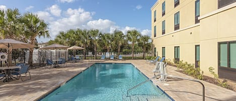 Piscine extérieure, parasols de plage, chaises longues