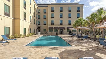 Ulkouima-allas avoinna 8.00–19.30, aurinkovarjoja, aurinkotuoleja