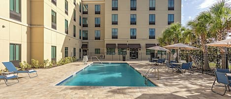 Utendørsbasseng, bassengparasoller og solsenger