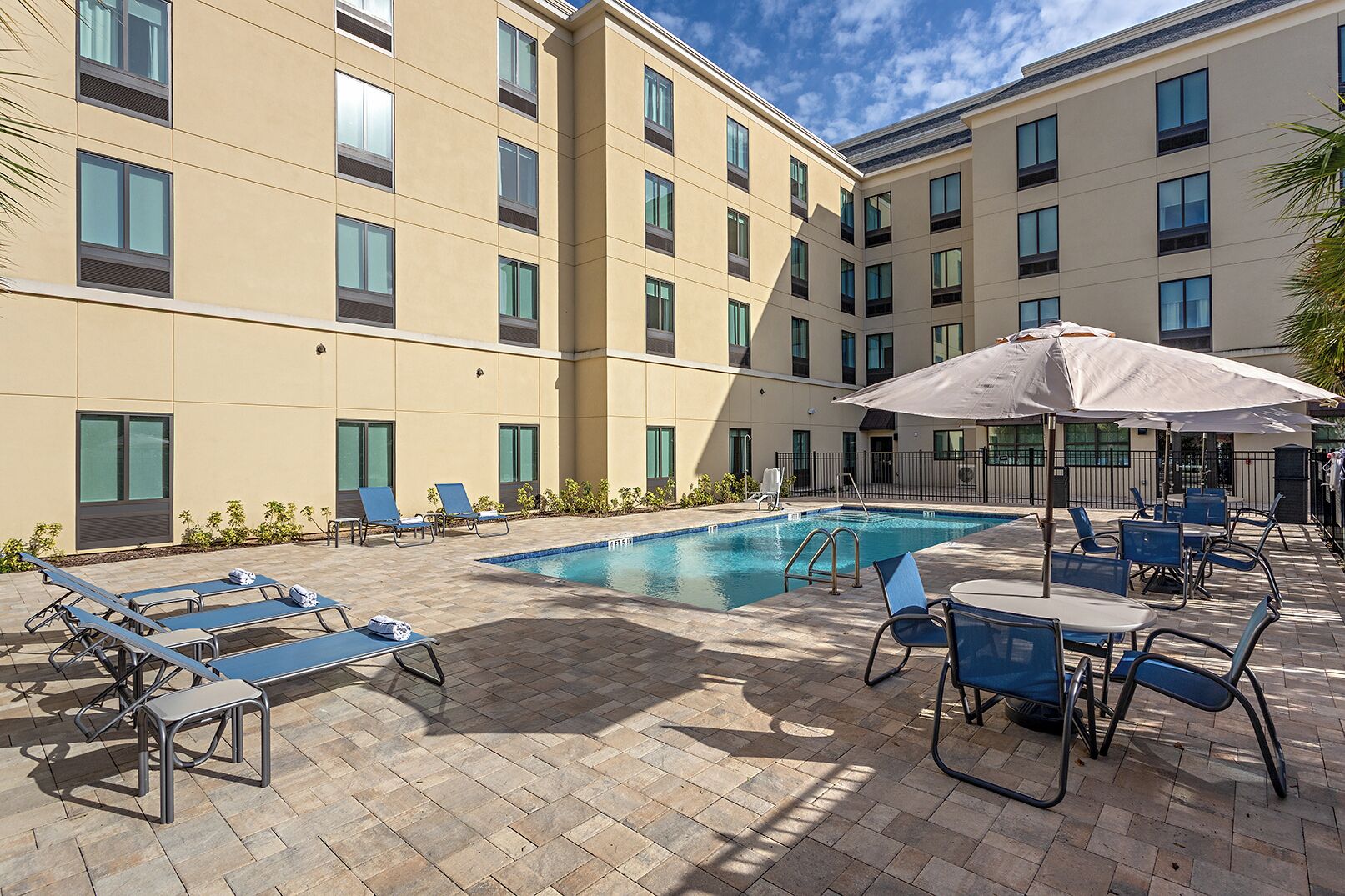 Piscina externa, funciona das 8h às 19h30, guarda-sóis, espreguiçadeiras