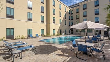 Una piscina al aire libre (de 08:00 a 19:30), sombrillas, tumbonas