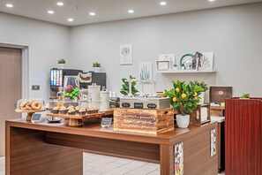 Frokost med lokale retter hver dag (USD 15 per person)