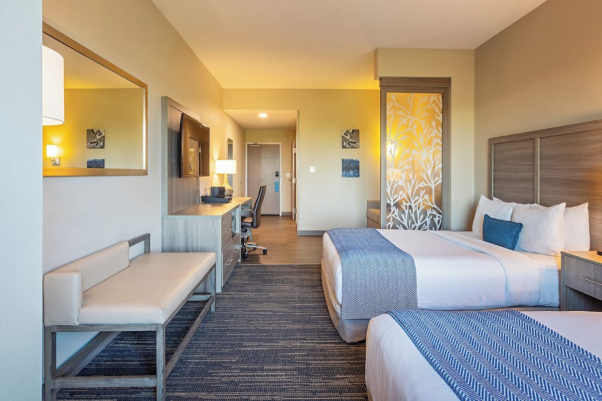 Hypo-allergenic bedding, minibar, in-room safe, desk