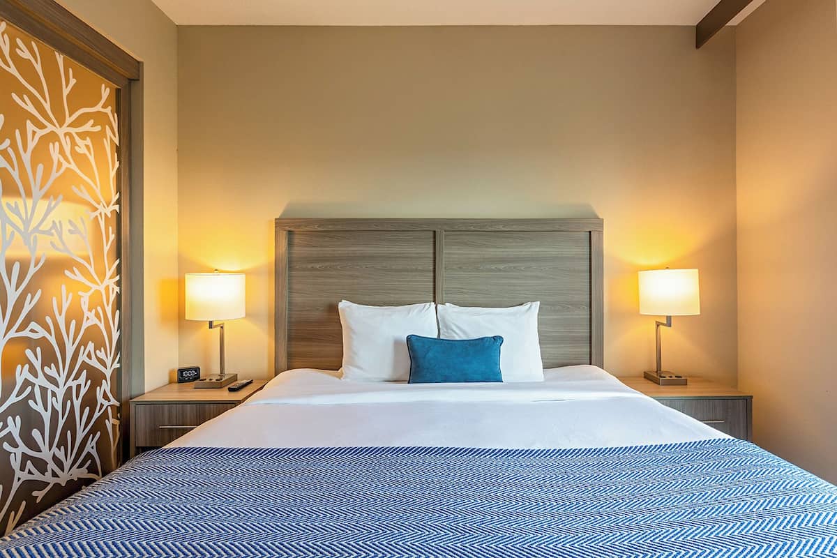 Hypo-allergenic bedding, minibar, in-room safe, desk