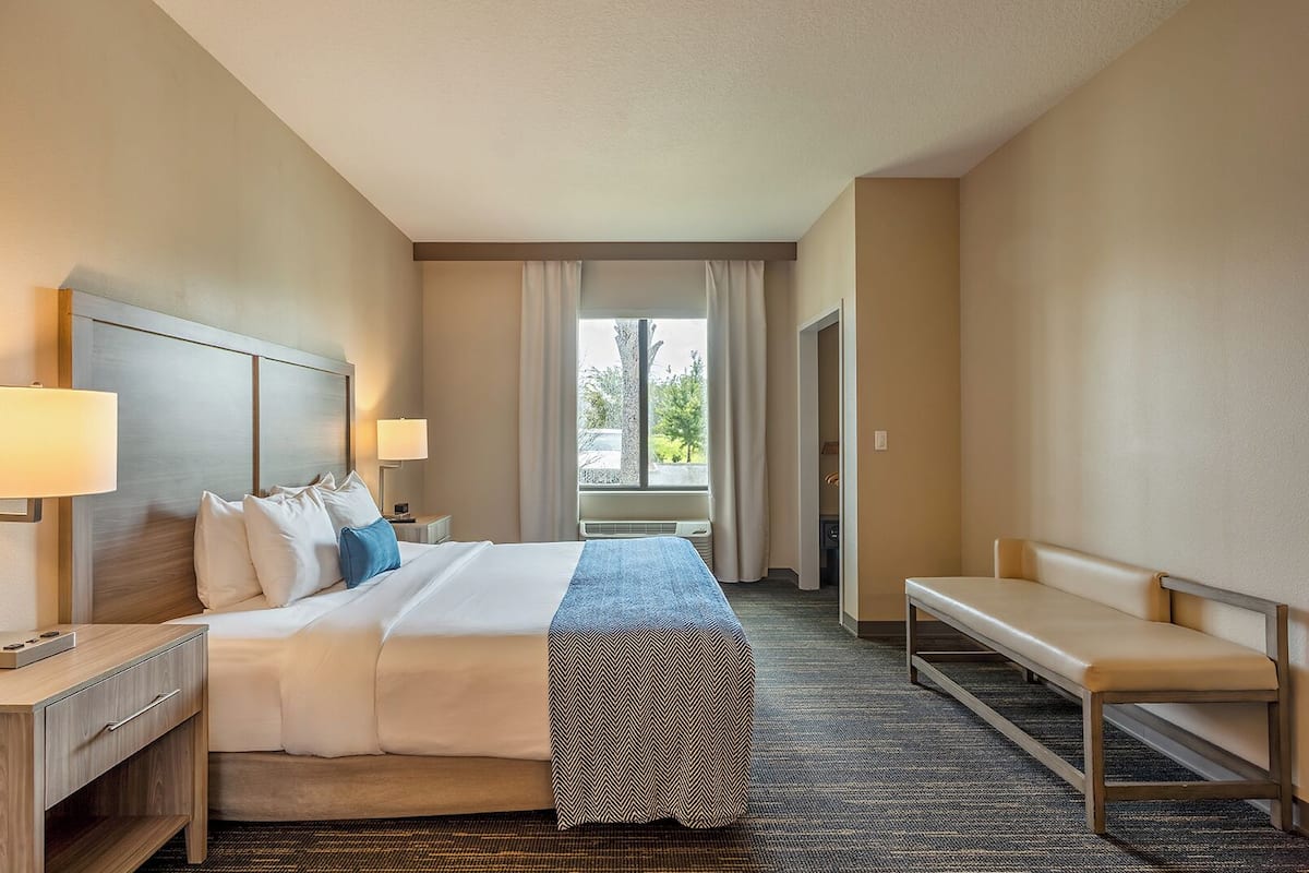 Hypo-allergenic bedding, minibar, in-room safe, desk