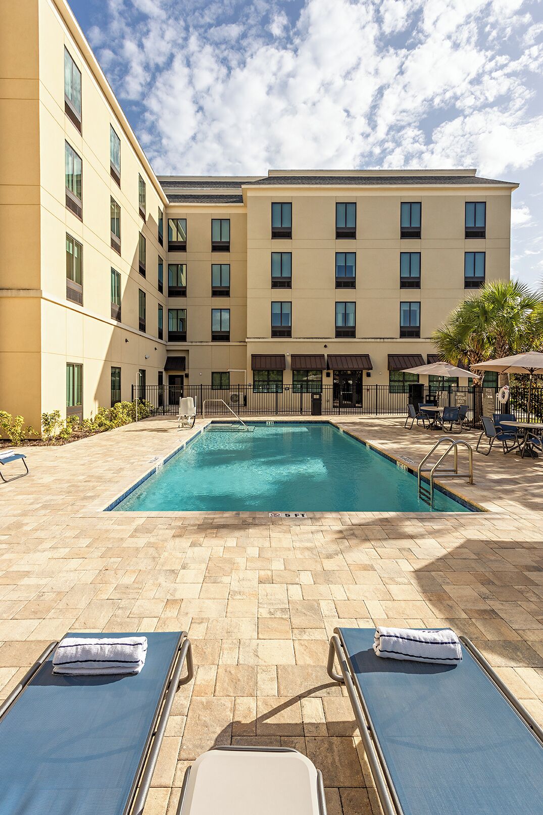 Ulkouima-allas avoinna 8.00–19.30, aurinkovarjoja, aurinkotuoleja