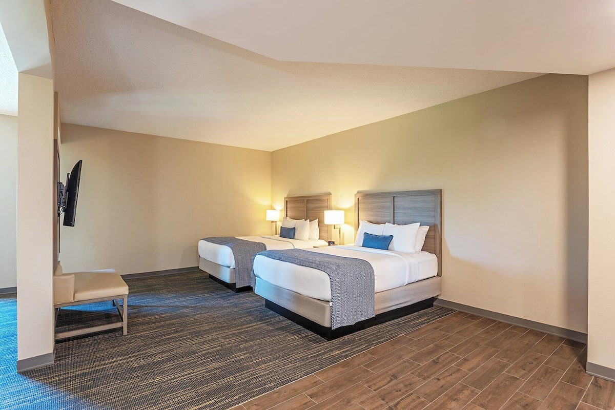 Suite, 2 queensize-senger (Double Queen Master Suite) | Allergitestet sengetøy, minibar, safe på rommet og skrivebord