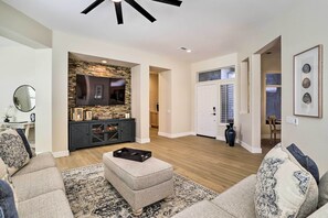 Televisión, oficina y monitor de computadora 