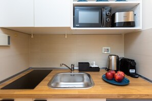 Mikrowelle, Herdplatte, Wasserkocher mit Kaffee-/Teezubehör