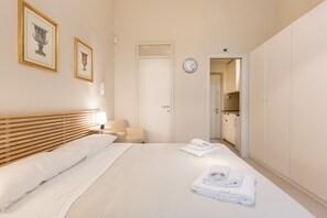 1 soveværelse, skrivebord, strygejern/strygebræt, weekendseng