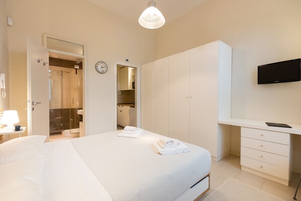 1 bedroom, desk, iron/ironing board, travel cot - Charming studio apartment at Via Nazionale (Roma)