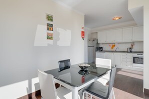 Appartement panoramique | Cuisine privée | Réfrigérateur grande capacité avec congélateur, four à micro-ondes