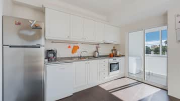 Departamento panorámico | Cocina privada | Refrigerador con congelador, microondas, horno y parrilla de estufa