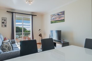 Panoramic Apartment | Living area | 42-inch flat-screen TV with satellite channels, TV - Anje Apartamento (Funchal)