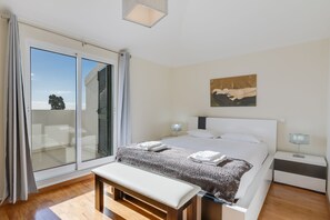Panoramic Apartment | 4 bedrooms, premium bedding, down comforters, blackout drapes - Anje Apartamento (Funchal)