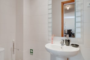 Panoramic-Apartment | Badezimmer | Badewanne und Dusche (separat), Haartrockner, Bidet, Handtücher