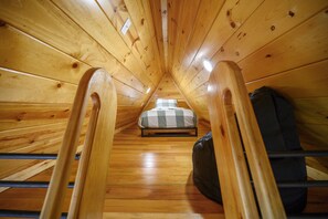 2 habitaciones, tabla de planchar con plancha y cuna de viaje