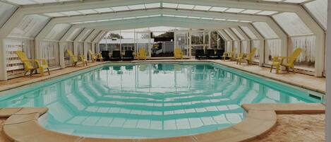 Inomhuspool och utomhuspool