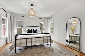 3 bedrooms, iron/ironing board, free WiFi, bed sheets - Harley House-Hot Tub and Grill! (Fredericksburg)