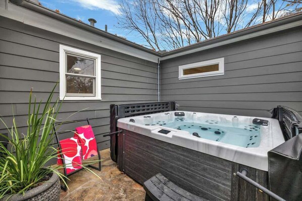 Outdoor spa tub