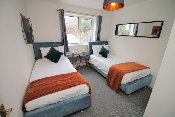 2 عدّة غرف نوم وواي فاي وملاءات أسرّة