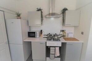 Een koelkast, een magnetron, een oven, een kookplaat