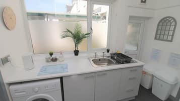 Køleskab, mikrobølgeovn, ovn, kogeplade