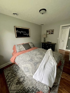 3 bedrooms, WiFi, bed sheets, wheelchair access