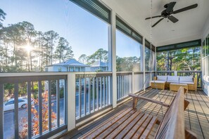 Terrace/patio - Family-Friendly Luxury in BMB – Bikes Included, Golf Cart Available (Santa Rosa Beach)