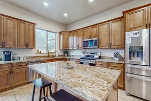 Refrigerador, microondas, horno y parrilla de estufa 