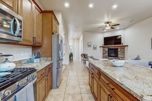 Refrigerador, microondas, horno y parrilla de estufa 